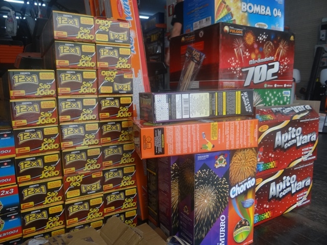 Vendas de fogos de artifício caem pela metade neste ano