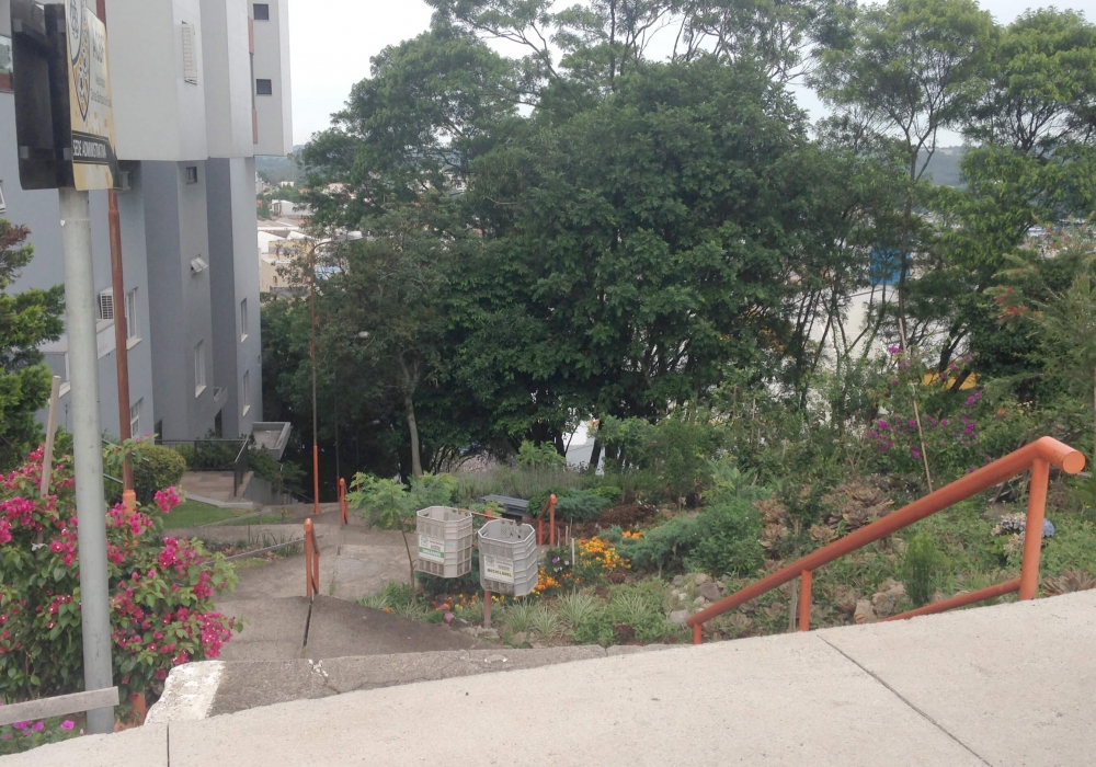 Abandonada, escadaria vira palco para crimes em Carlos Barbosa