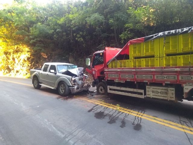 Acidente deixa trânsito em meia pista na BR-470 em Bento