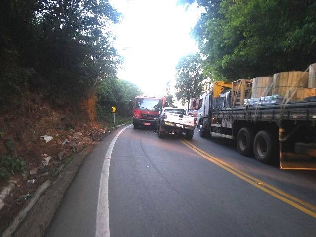 Acidente deixa trânsito em meia pista na BR-470 em Bento