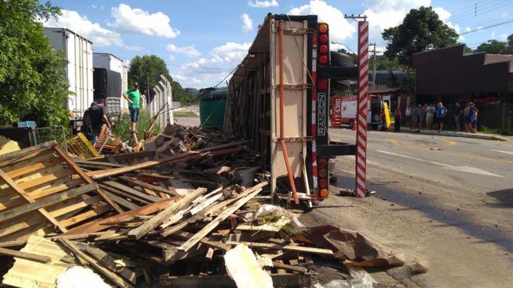 Carreta tomba na ERS- 444 em Bento Gonçalves e deixa dois feridos