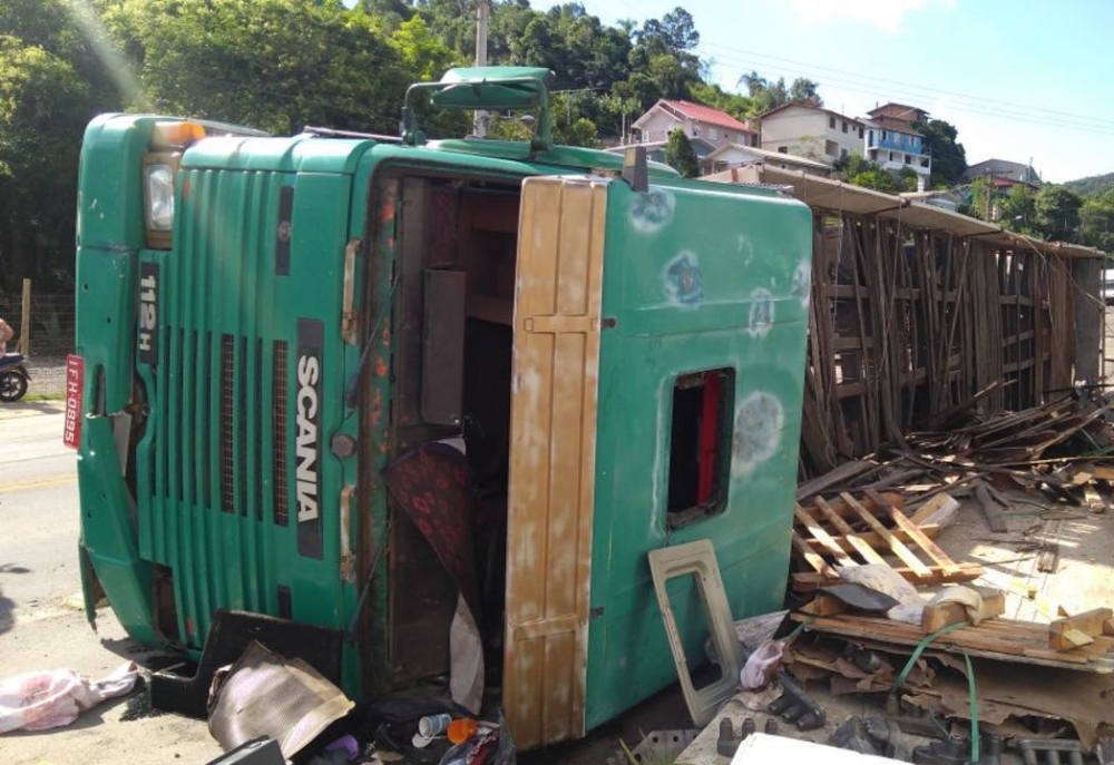 Carreta tomba na ERS- 444 em Bento Gonçalves e deixa dois feridos