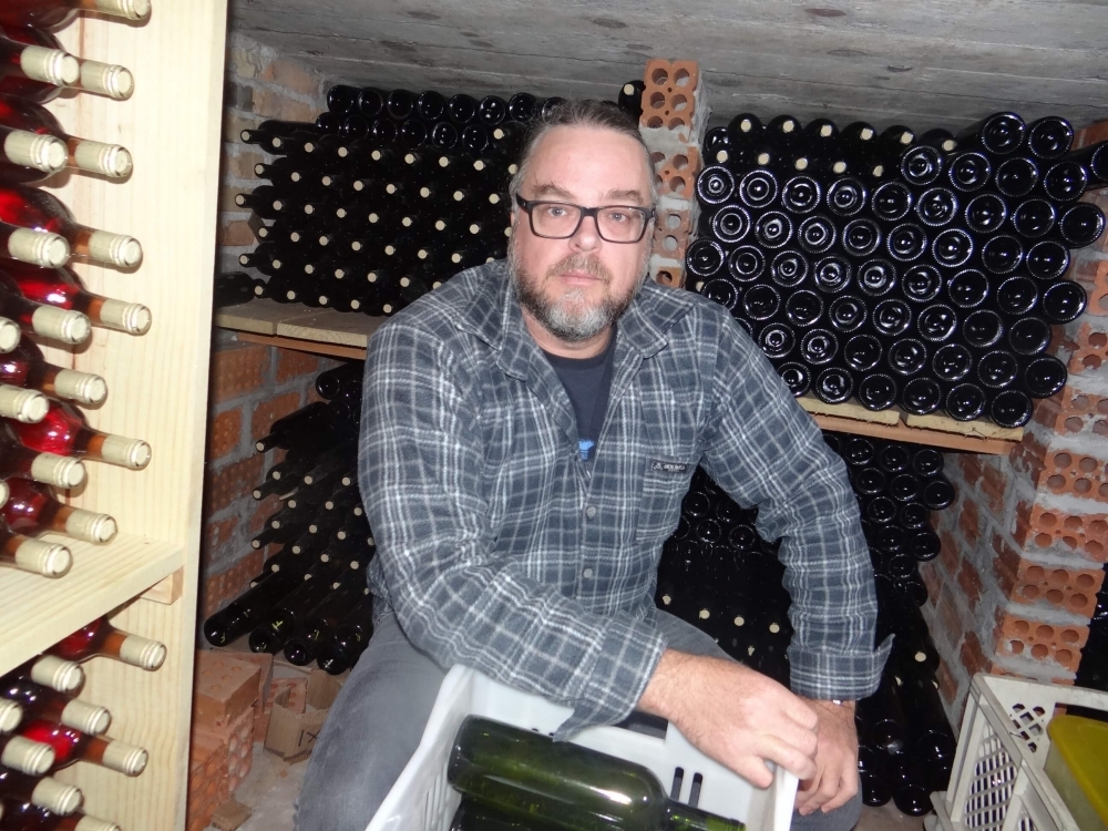 Produtor de vinhos artesanais segue com seus produtos bloqueados