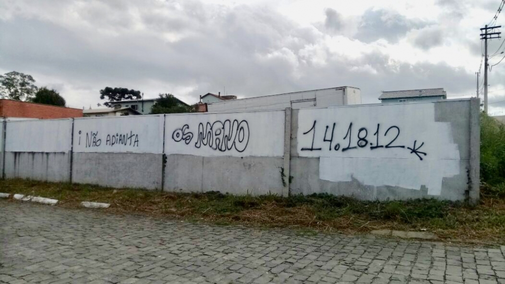 Facção ligada ao tráfico de drogas volta a pichar muro no bairro Bela Vista I