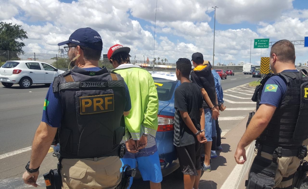 PRF prende suspeitos de roubo em ônibus que ia de Carlos Barbosa para Porto Alegre