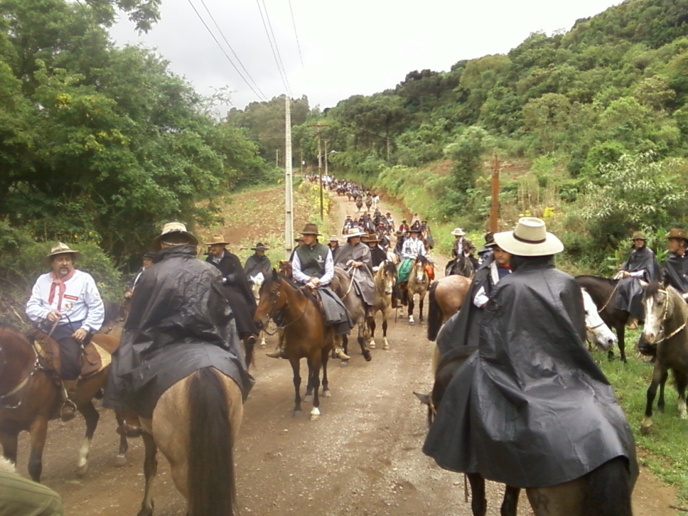 Mais de 300 pessoas participaram da Cavalgada da Amizade