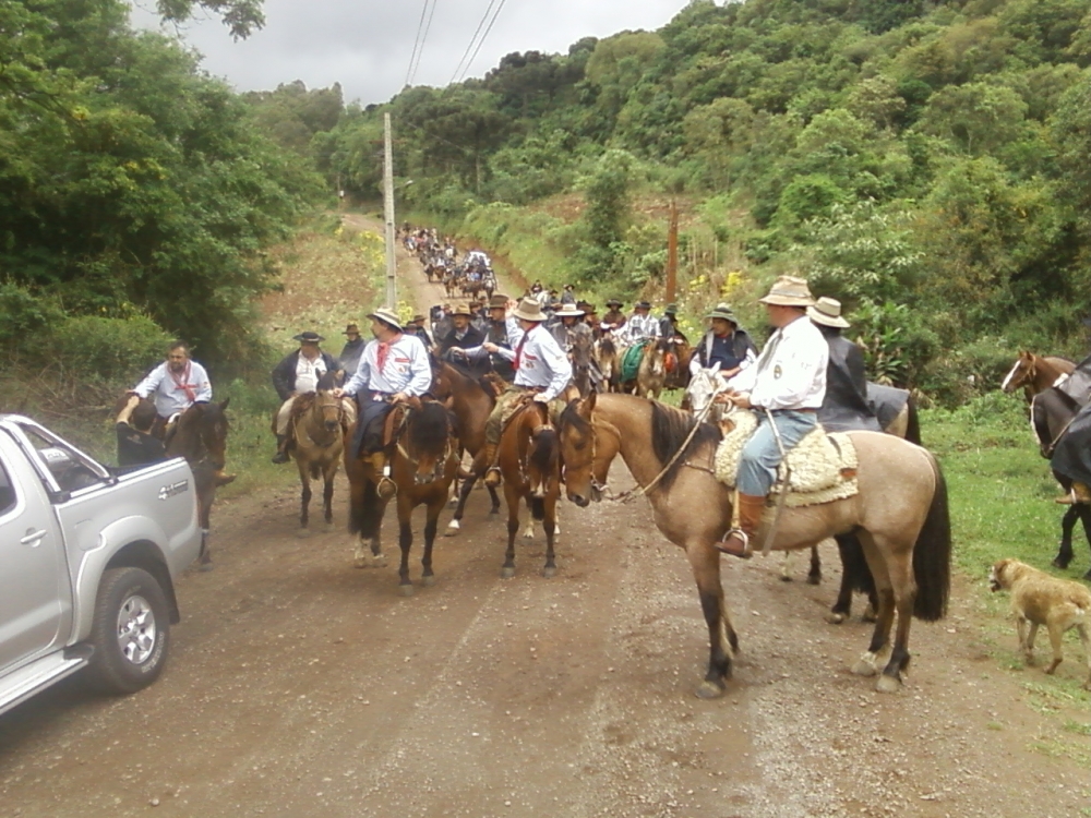 Mais de 300 pessoas participaram da Cavalgada da Amizade