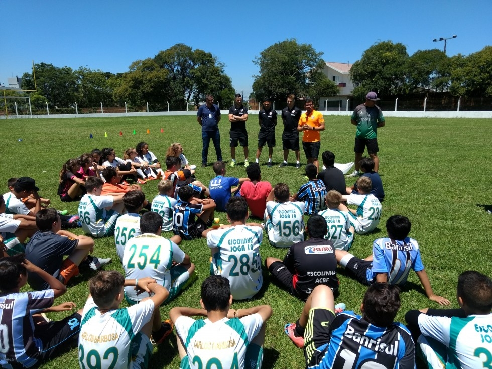 Em Carlos Barbosa, atletas da ACBF visitam Projeto Bom de Bola, Bom na Escola