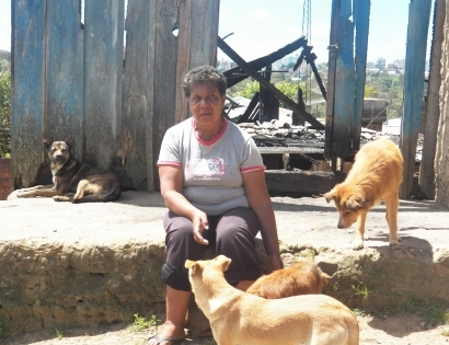 Após ter residência incendiada,  mulher vive em casa de cachorro em Farroupilha