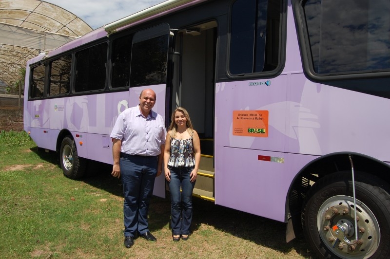 Prefeito de Imigrante recebe ônibus lilás