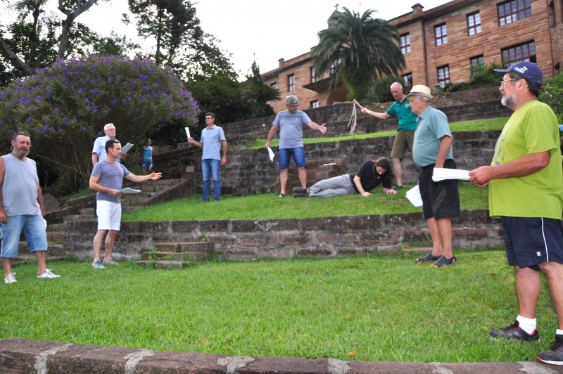 Elenco se prepara para a tradicional encenação da Paixão de Cristo em Imigrante