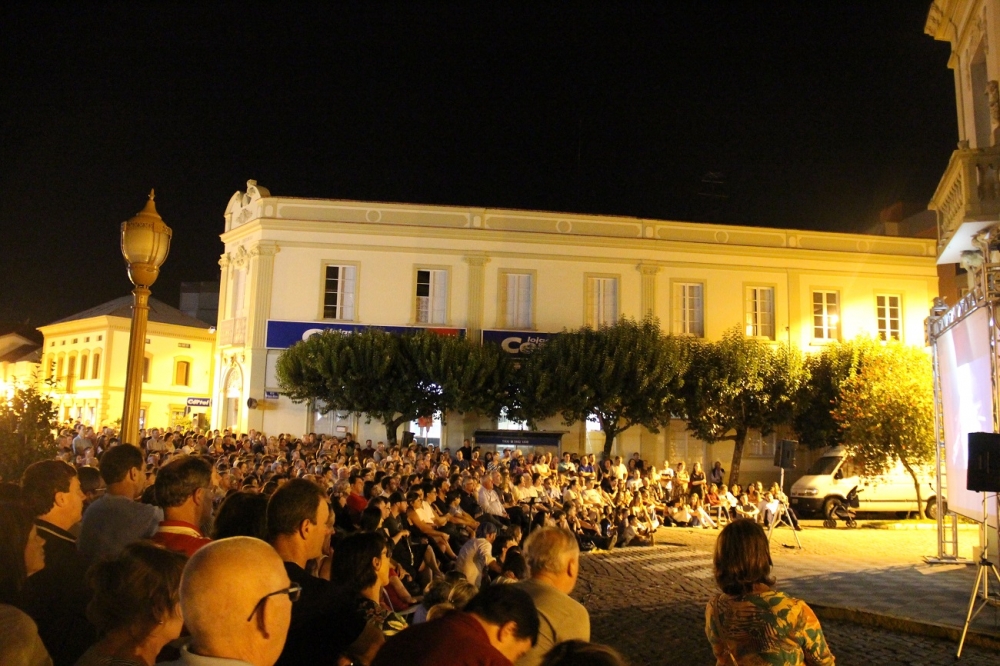 Cinema a céu aberto levou bom público para o Centro de Garibaldi