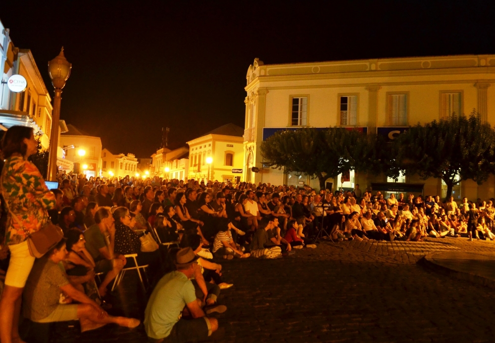 Cinema a céu aberto levou bom público para o Centro de Garibaldi