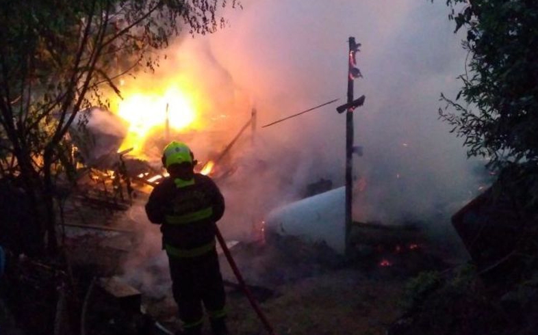 Incêndio destrói casa no bairro Zatt em Bento Gonçalves