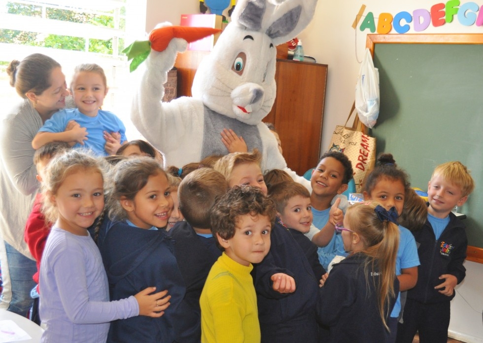 Coelhinho da Páscoa visita escolas em Carlos Barbosa