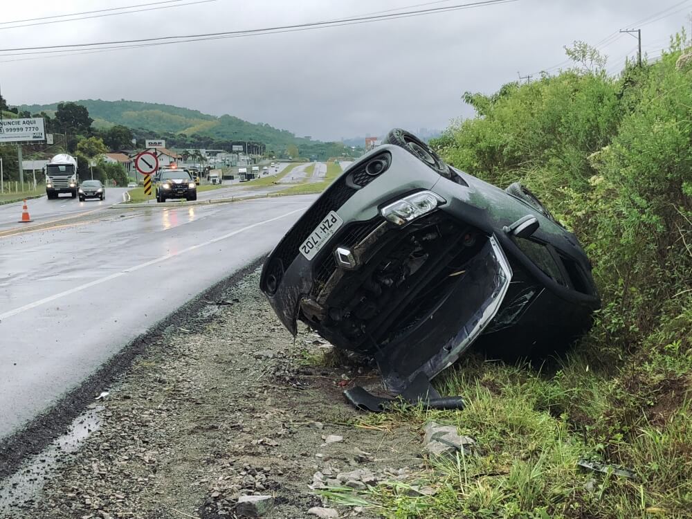 Turistas ficam feridos em acidente envolvendo carreta no Trevo da Telasul