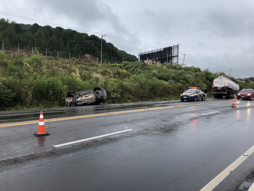 Turistas ficam feridos em acidente envolvendo carreta no Trevo da Telasul