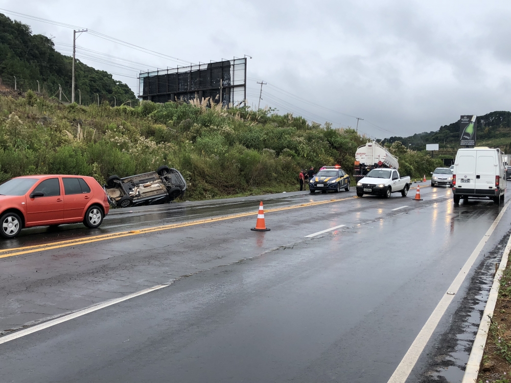 Turistas ficam feridos em acidente envolvendo carreta no Trevo da Telasul