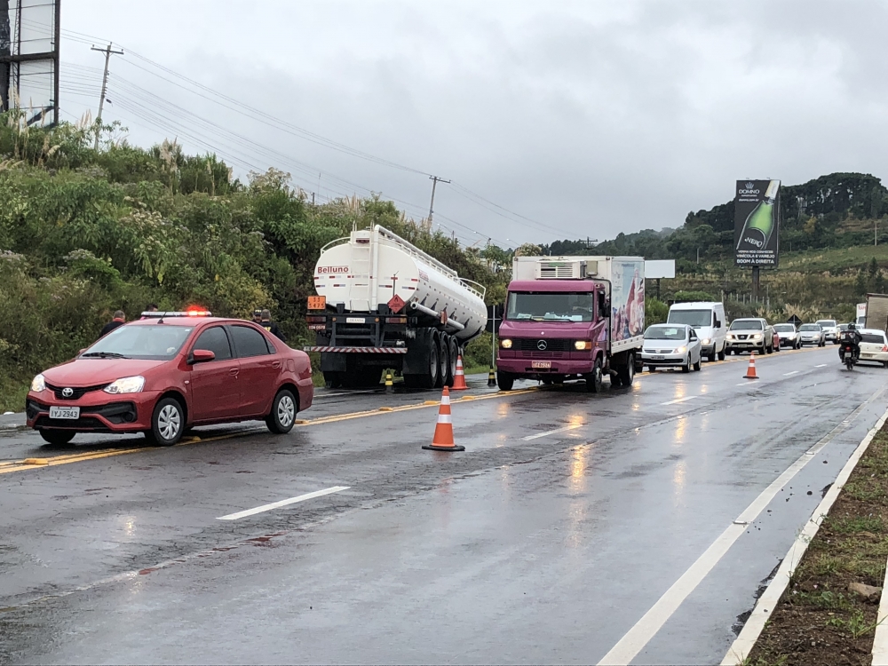 Turistas ficam feridos em acidente envolvendo carreta no Trevo da Telasul