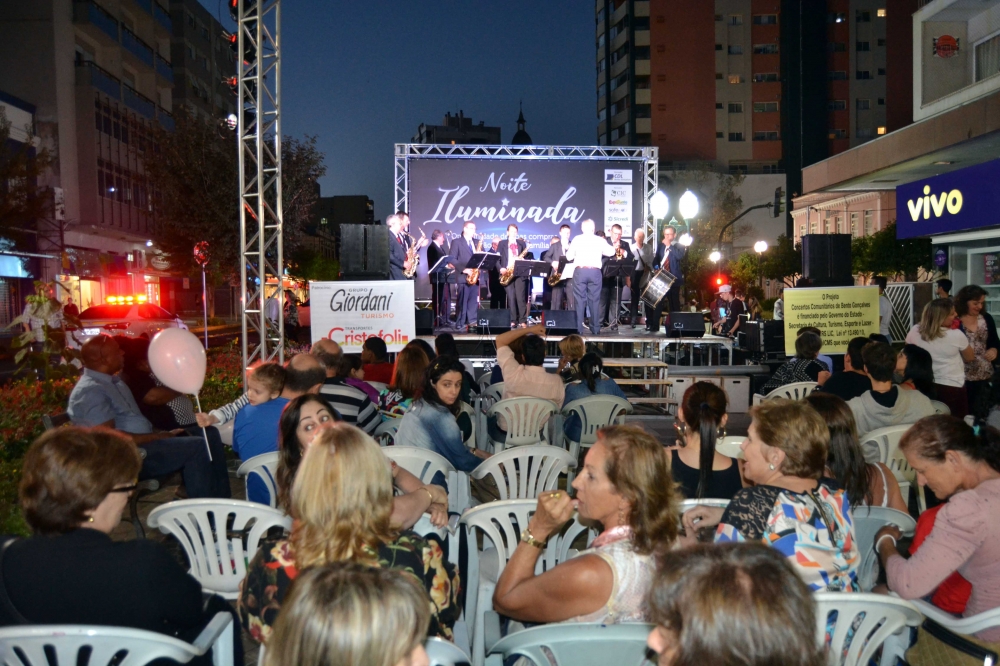 Noite Iluminada estreia com sucesso em Bento Gonçalves