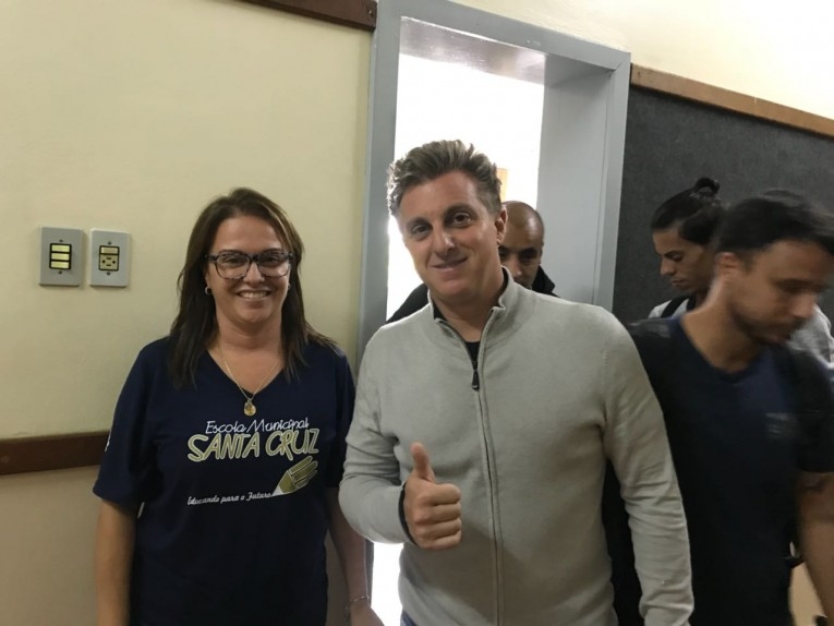 Luciano Huck e equipe visitam escola de Farroupilha