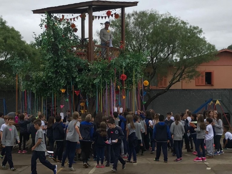 Luciano Huck e equipe visitam escola de Farroupilha