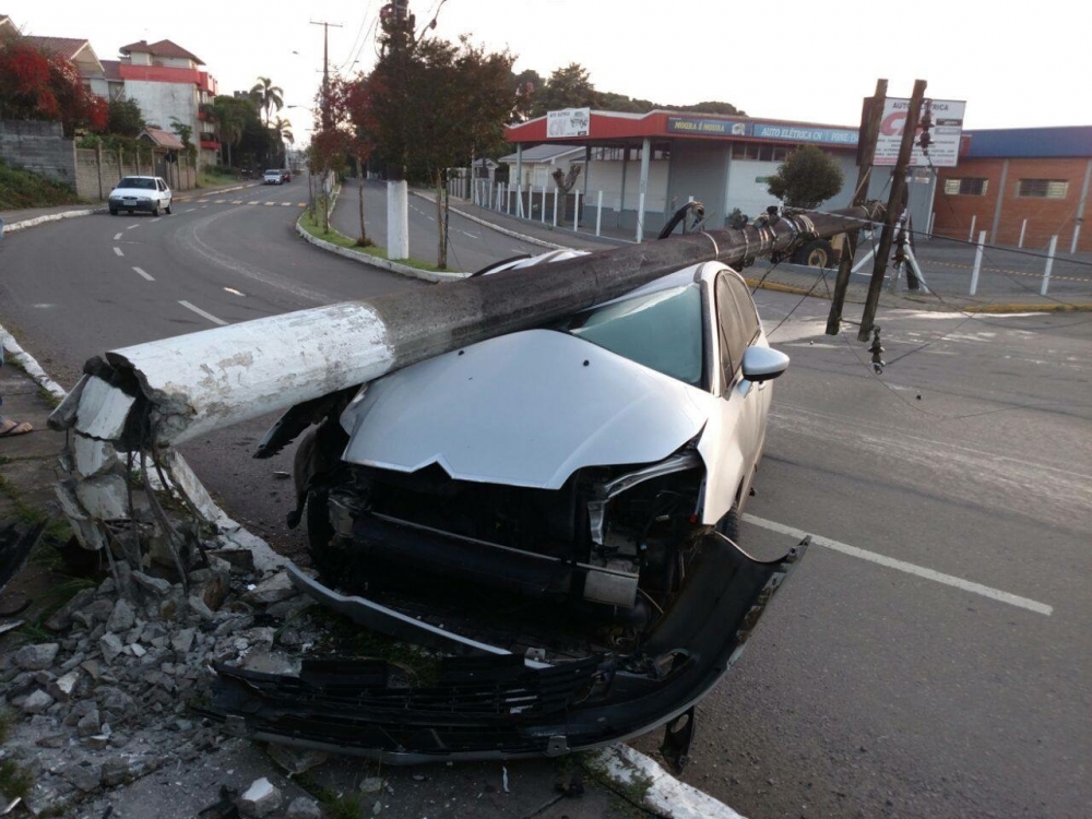 Motorista "se perde na curva" e derruba poste em Garibaldi