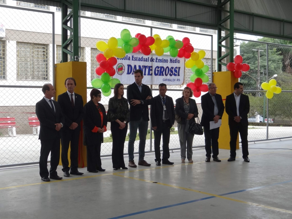 Quadra esportiva da escola Dante Grossi é inaugurada