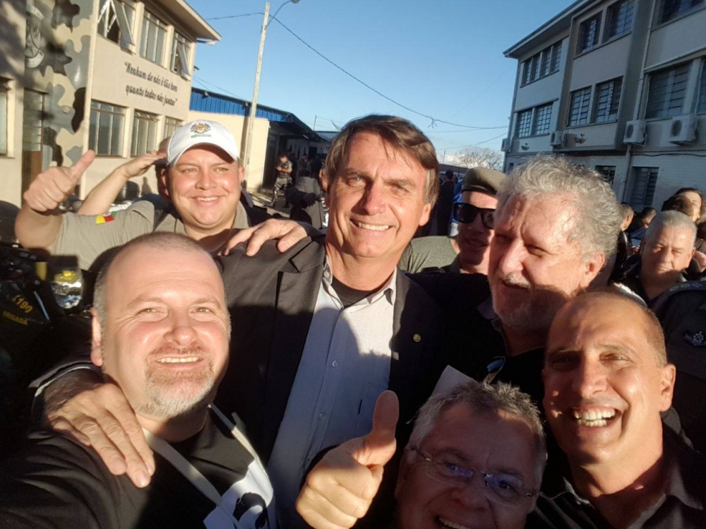 Simpatizantes de Carlos Barbosa e Garibaldi recebem Bolsonaro em Caxias