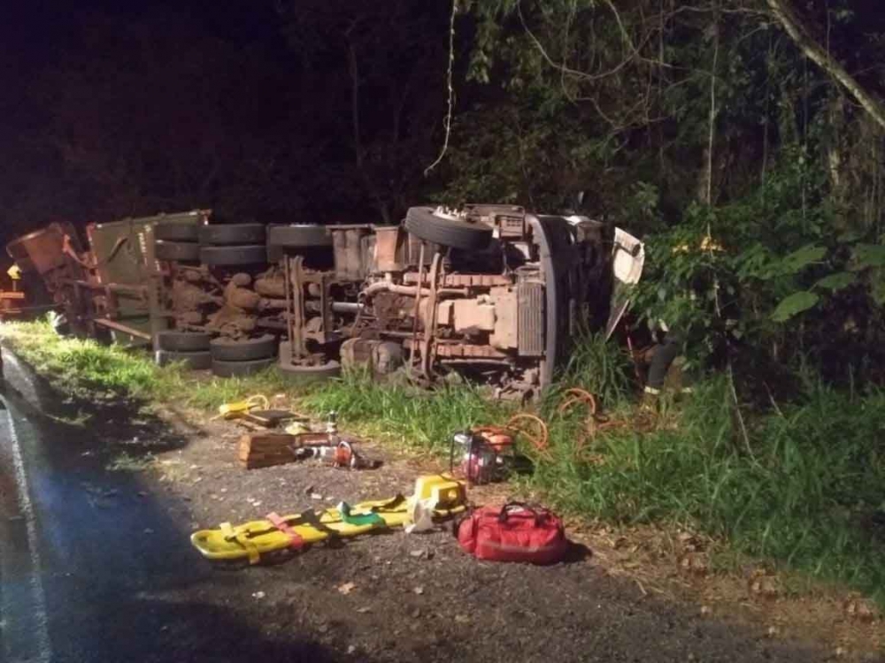 Carreta de Garibaldi passa por cima de automóvel na Serra das Antas