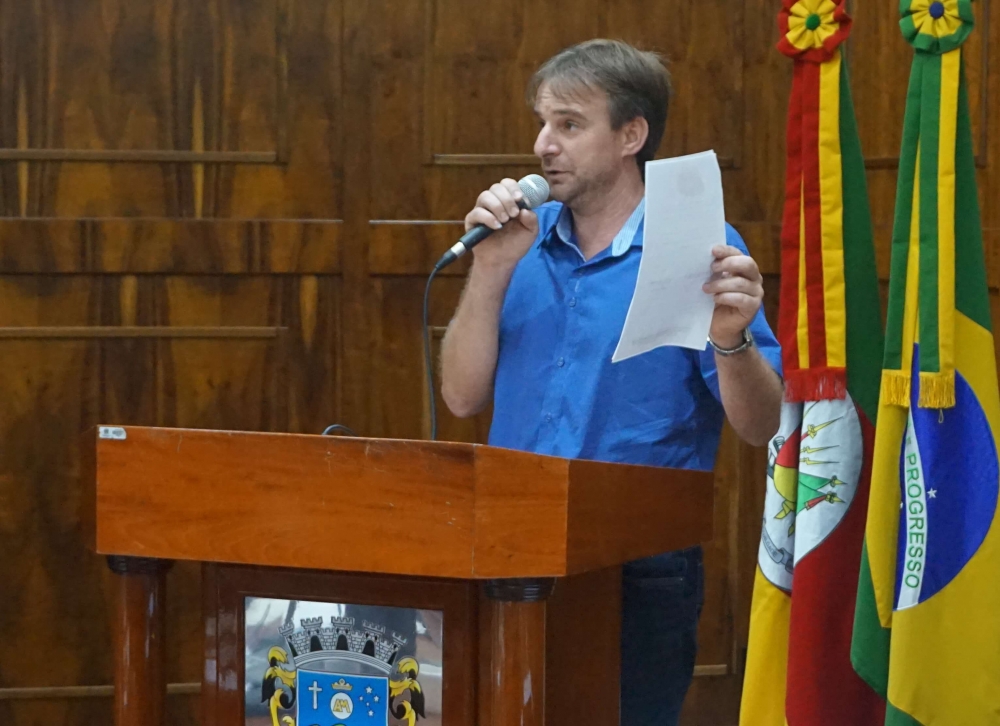 Vereador de Carlos Barbosa cobra Prefeitura por abandono de veículo pesado