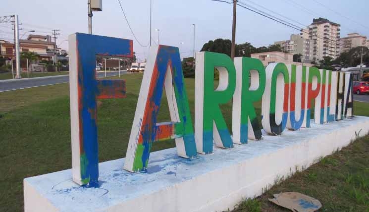 Letreiro de Farroupilha é alvo de vandalismo no trevo da cidade