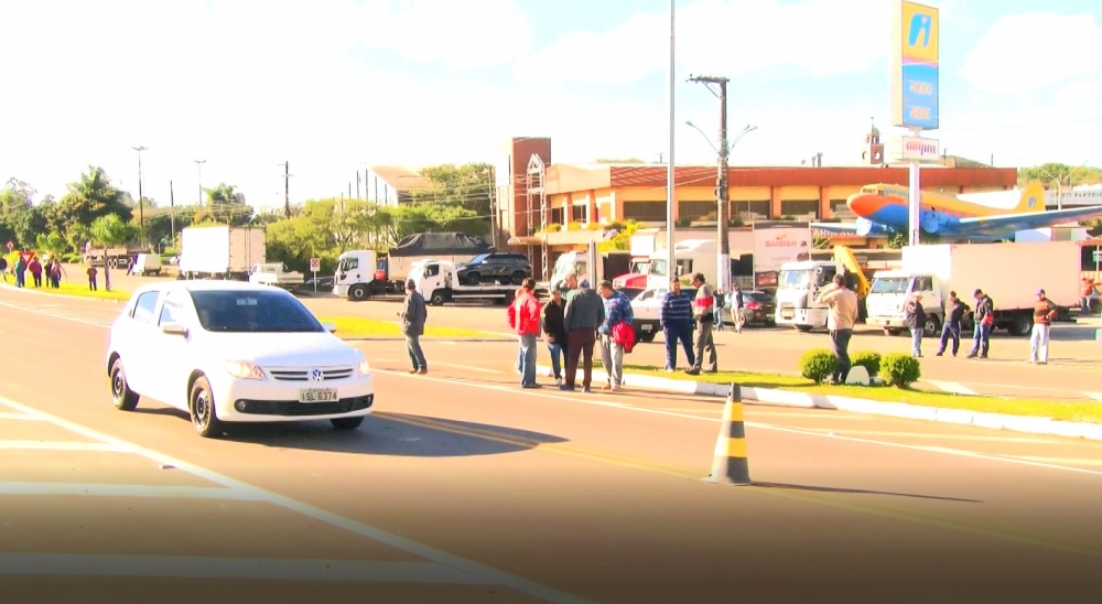 Caminhoneiros protestam na BR 470 no trecho de Garibaldi