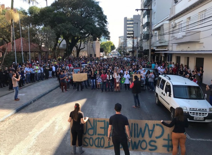 Comerciantes de Farroupilha fecham as lojas e fazem protesto no Centro