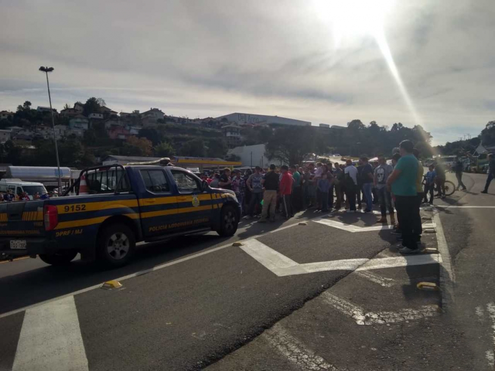 Manifestantes bloqueiam BR 470 durante passagem de comboio com combustível