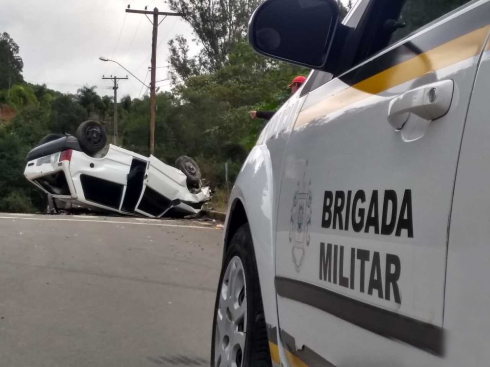 Jovem fica ferido em capotamento no Barracão em Bento