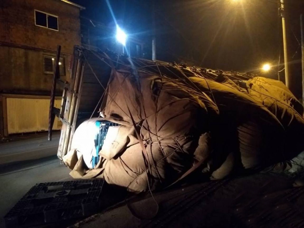 Carreta carregada com plástico tomba em Bento Gonçalves