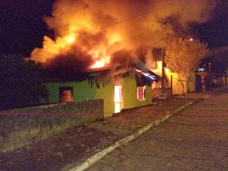 Incêndio destrói casa no bairro Bela Vista I em Garibaldi