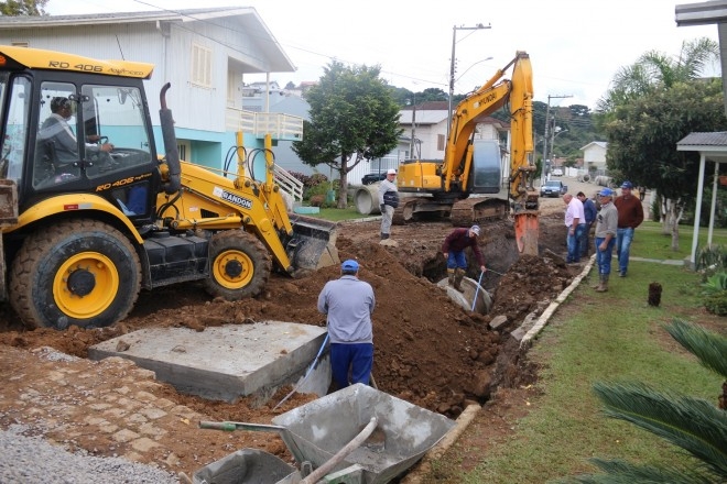 Obras de drenagem no bairro Brasília em Garibaldi