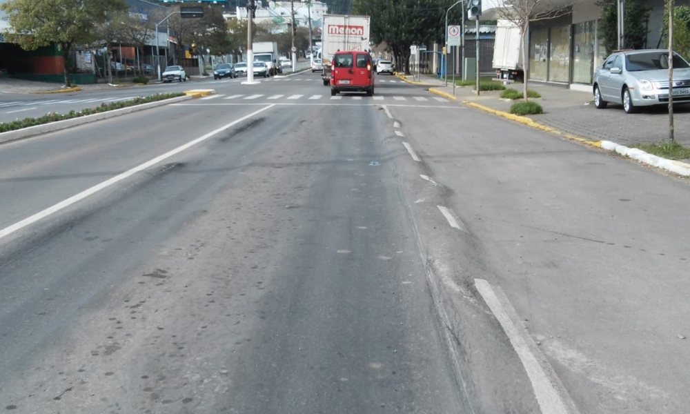 Problemas no asfalto da Avenida Independência em Garibaldi