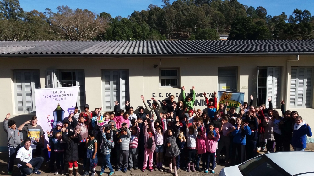 Vinícola Garibaldi realiza ação solidária em escolas da cidade