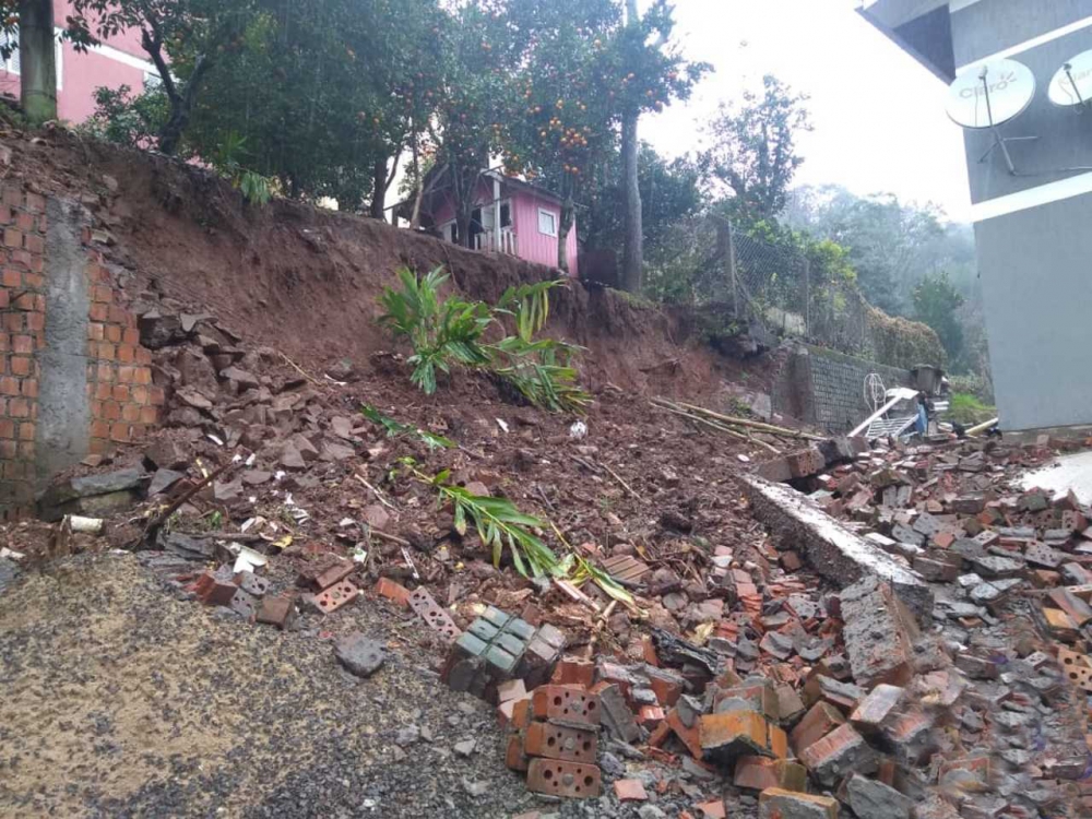 Chuva causa desmoronamentos em Bento Gonçalves