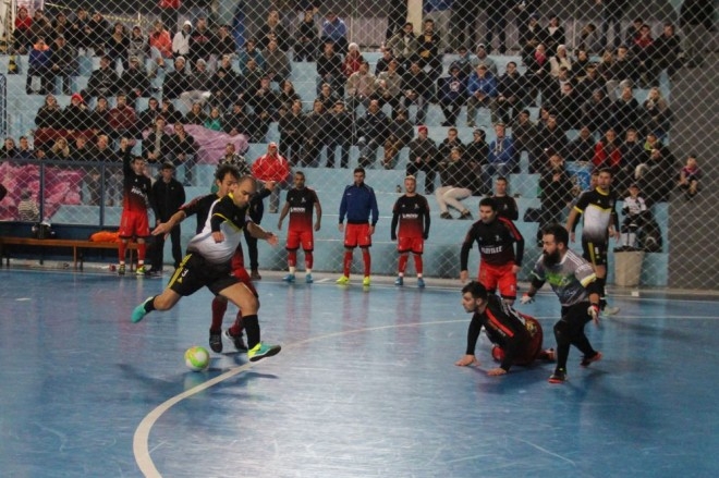 Arquibancadas lotadas na final do Citadino de Futsal em Garibaldi