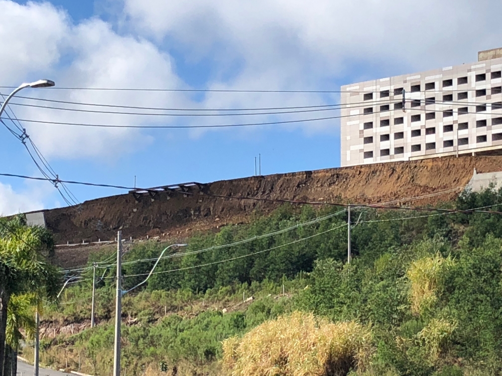 Muro do novo hotel no Esqui desmorona