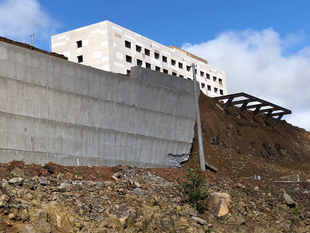 Muro do novo hotel no Esqui desmorona