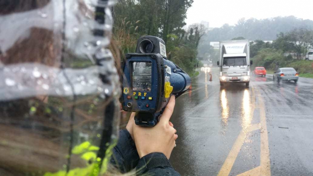 PRf flagra mais de 100 condutores em excesso de velocidade na BR 470