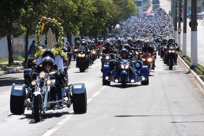 Quase 2 mil motociclistas participam de procissão em Garibaldi