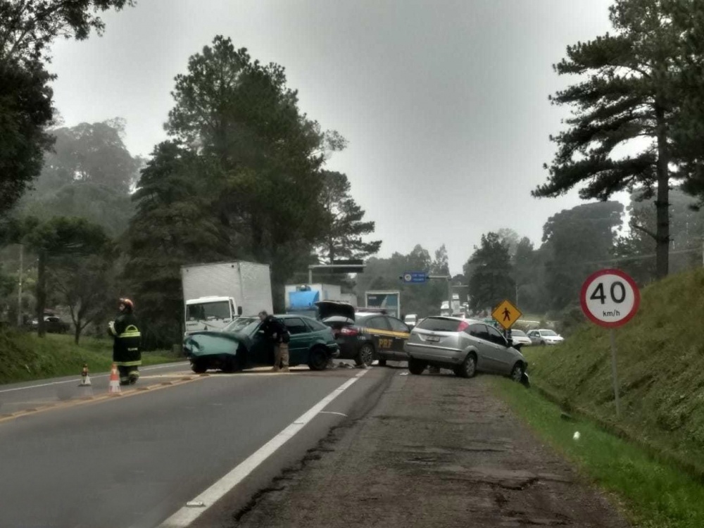 Acidente envolvendo três veículos deixa dois feridos na BR 470