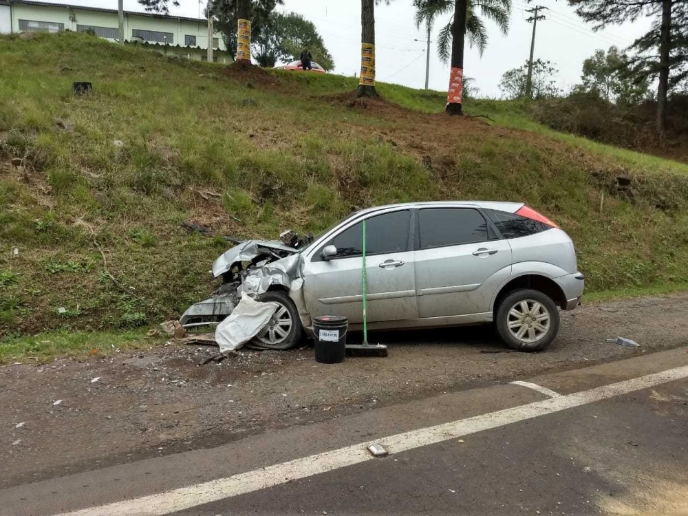 Acidente envolvendo três veículos deixa dois feridos na BR 470