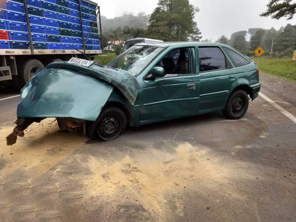 Acidente envolvendo três veículos deixa dois feridos na BR 470